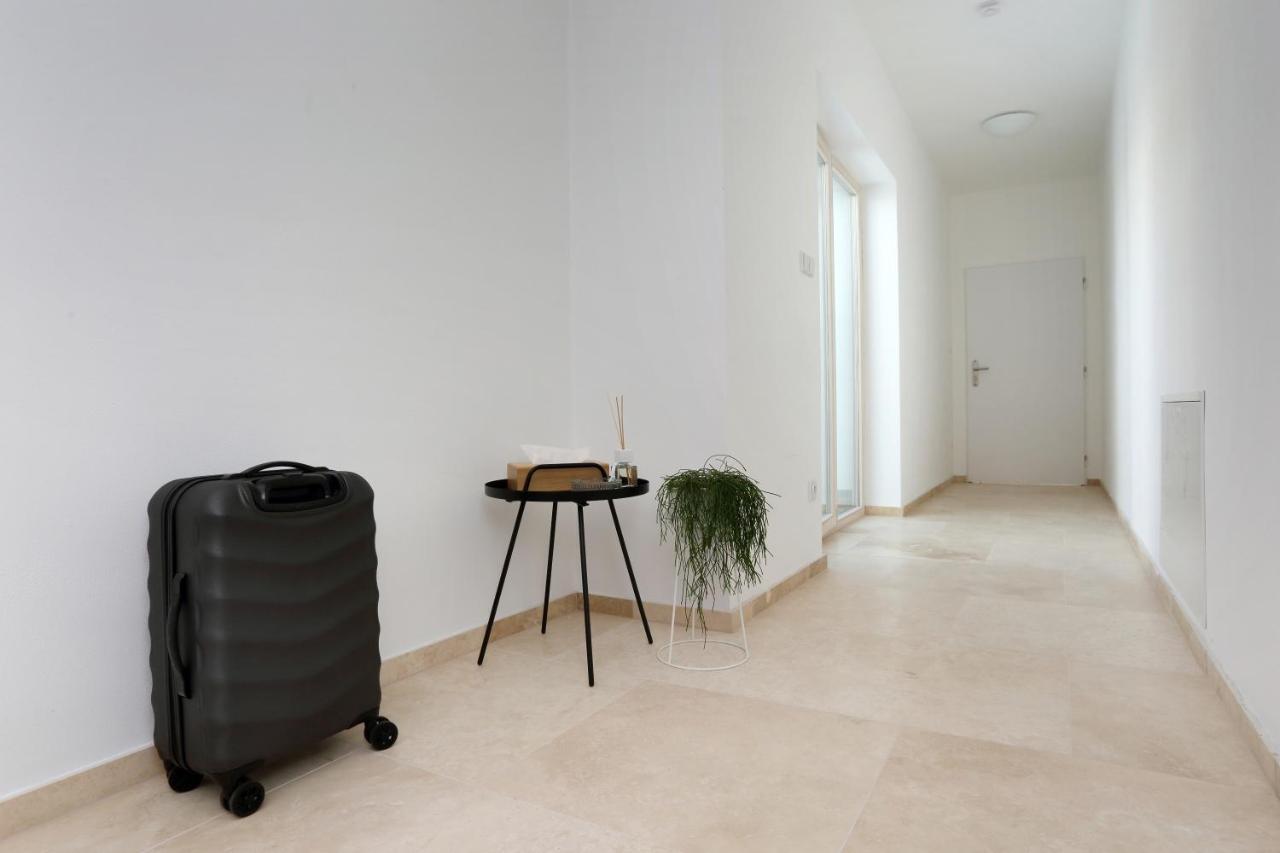 Apartmany Omega ลานชโกรน ภายนอก รูปภาพ